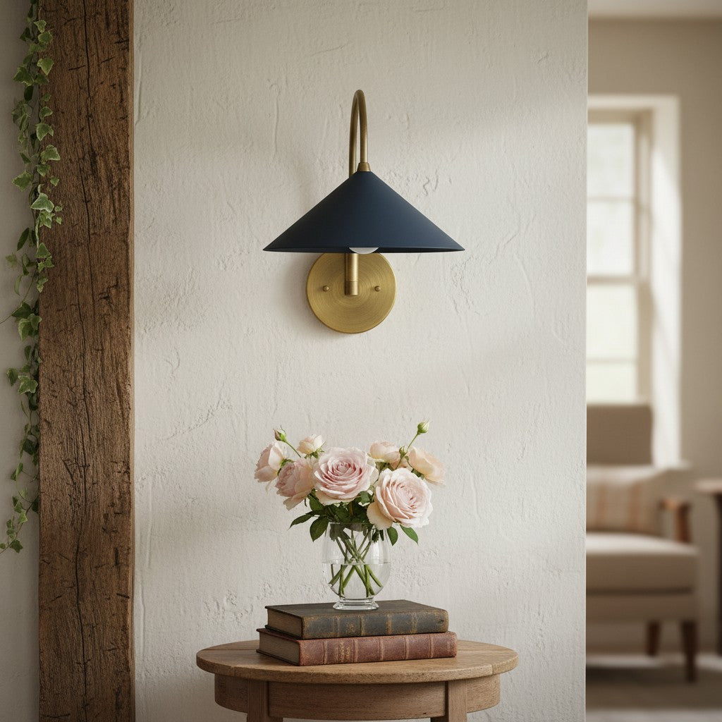 Aplique de pared vintage de metal Curva: elegante pantalla cónica para dormitorios