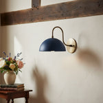Cargar imagen en el visor de la Galería, Aplique de pared industrial de metal Curva - Brazo curvo de latón - Luminaria de cúpula martillada