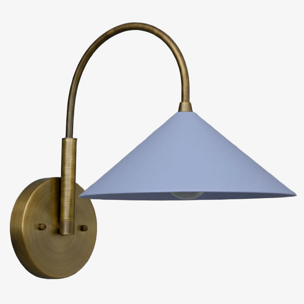 Aplique de pared vintage de metal Curva: elegante pantalla cónica para dormitorios