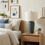 Charger l'image dans la visionneuse de galerie, Lampe de table Ceruna à base en céramique texturée avec abat-jour en tissu - Éclairage moderne de chevet pour chambre à coucher