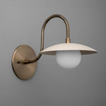 Cargar imagen en el visor de la Galería, Aplique de pared de latón arqueado Curva: elegante lámpara de metal para interiores modernos