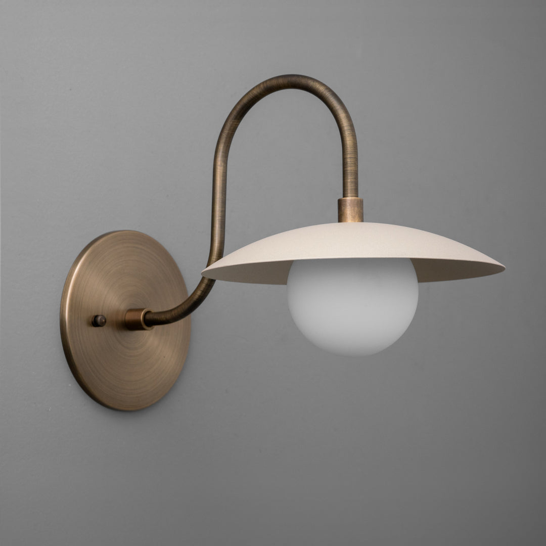 Aplique de pared de latón arqueado Curva: elegante lámpara de metal para interiores modernos
