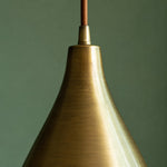 Cargar imagen en el visor de la Galería, Close view of the brushed brass pendant surface