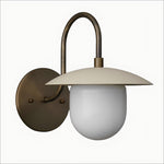 Cargar imagen en el visor de la Galería, Aplique de pared de latón arqueado Curva: elegante lámpara de metal para interiores modernos