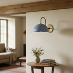 Cargar imagen en el visor de la Galería, Aplique de pared industrial de metal Curva - Brazo curvo de latón - Luminaria de cúpula martillada