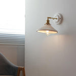 Bild in Gallery-Viewer laden, Vintage japanische Keramik Messing 1-Licht Wandlampe