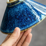 Bild in Gallery-Viewer laden, Handheld close view of the blue ceramic shade edge texture