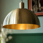 Bild in Gallery-Viewer laden, Close view of rolled brass shade edge and brushed texture