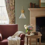 Cargar imagen en el visor de la Galería, Aplique de pared industrial Driscoll con brazo ajustable - Pantalla cónica de vidrio vintage