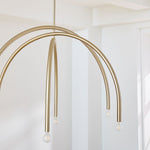Charger l'image dans la visionneuse de galerie, Lustre à arc Borvia – Design moderne du milieu du siècle, finition champagne