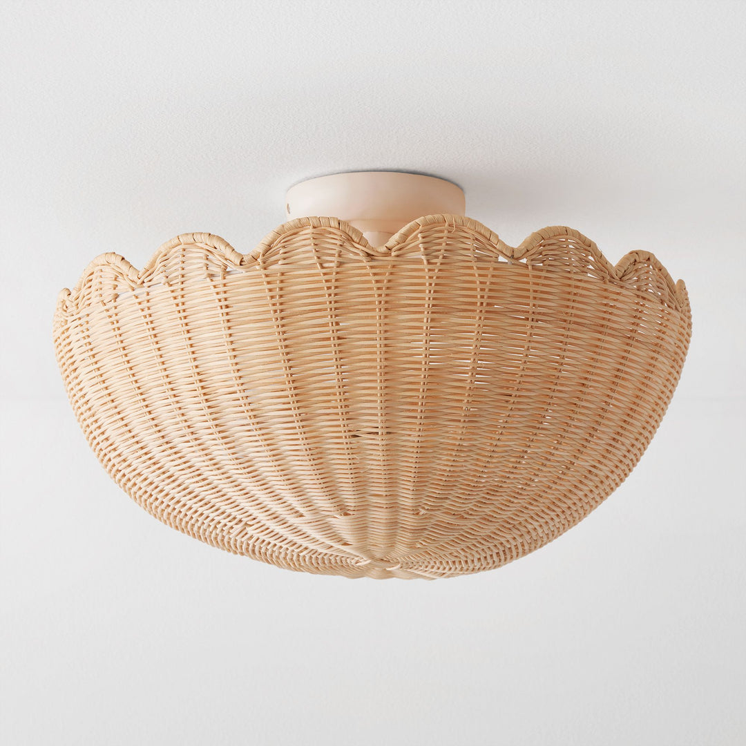 Lámpara de techo empotrada Olvara con pantalla de ratán y borde metálico: iluminación contemporánea para espacios habitables.