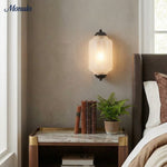 Charger l'image dans la visionneuse de galerie, Applique murale vintage en verre laiteux festonné Eloise - Éclairage d'appoint moderne pour salle de bain et chambre