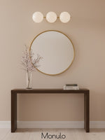 Bild in Gallery-Viewer laden, Alessora 3 Licht Glas Kugel Wandleuchte - Opal Globus Badezimmerlampe