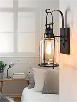 Cargar imagen en el visor de la Galería, Aplique de pared industrial – Lámpara de exterior vintage americana de hierro con pantalla de cristal