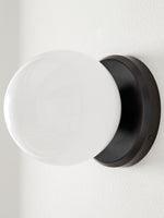 Charger l'image dans la visionneuse de galerie, Applique murale compacte Brelia à dos arrondi — Lampe globe contemporaine pour coiffeuse, salon, hôtels