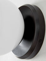 Charger l'image dans la visionneuse de galerie, Applique murale compacte Brelia à dos arrondi — Lampe globe contemporaine pour coiffeuse, salon, hôtels