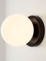 Charger l'image dans la visionneuse de galerie, Applique murale compacte Brelia à dos arrondi — Lampe globe contemporaine pour coiffeuse, salon, hôtels