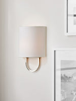 Cargar imagen en el visor de la Galería, Lámpara de pared con pantalla de tela Nolvara: aplique moderno para dormitorio con una iluminación acogedora