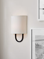 Cargar imagen en el visor de la Galería, Lámpara de pared con pantalla de tela Nolvara: aplique moderno para dormitorio con una iluminación acogedora