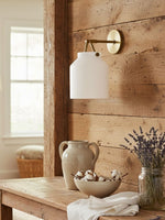 Charger l'image dans la visionneuse de galerie, Applique minimaliste Hanton – Applique vintage en verre laiteux et accents métalliques