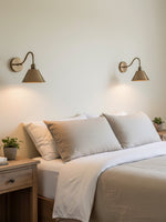 Bild in Gallery-Viewer laden, Industrielle moderne konische Wandleuchte mit klarer Metallsilhouette