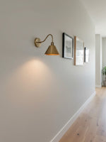 Bild in Gallery-Viewer laden, Industrielle moderne konische Wandleuchte mit klarer Metallsilhouette