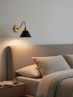 Bild in Gallery-Viewer laden, Industrielle moderne konische Wandleuchte mit klarer Metallsilhouette