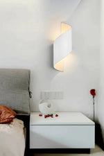 Cargar imagen en el visor de la Galería, Aplique de pared de metal en espiral de diseño moderno