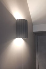Cargar imagen en el visor de la Galería, Lámpara de pared moderna de resina acanalada