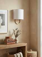 Cargar imagen en el visor de la Galería, Lámpara de pared con pantalla de tela Nolvara: aplique moderno para dormitorio con una iluminación acogedora