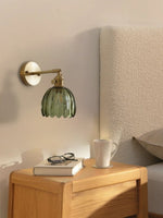 Cargar imagen en el visor de la Galería, Lámpara de pared retro de metal con tulipanes de cristal y flores