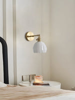 Cargar imagen en el visor de la Galería, Lámpara de pared retro de metal con tulipanes de cristal y flores