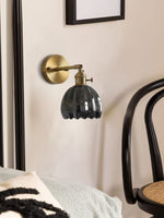 Cargar imagen en el visor de la Galería, Lámpara de pared retro de metal con tulipanes de cristal y flores