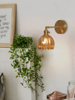 Cargar imagen en el visor de la Galería, Lámpara de pared retro de metal con tulipanes de cristal y flores