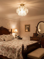 Cargar imagen en el visor de la Galería, Lámpara de techo redonda de disco de vidrio Sevra, de latón, para dormitorio