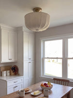 Cargar imagen en el visor de la Galería, Lámpara Colgante Empotrada Loomis de Lino Satén – Lámpara de Techo de Estilo Contemporáneo para Salas de Estar y Entradas