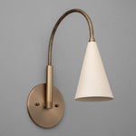 Cargar imagen en el visor de la Galería, Aplique de pared vintage de metal Curva: elegante pantalla cónica para dormitorios