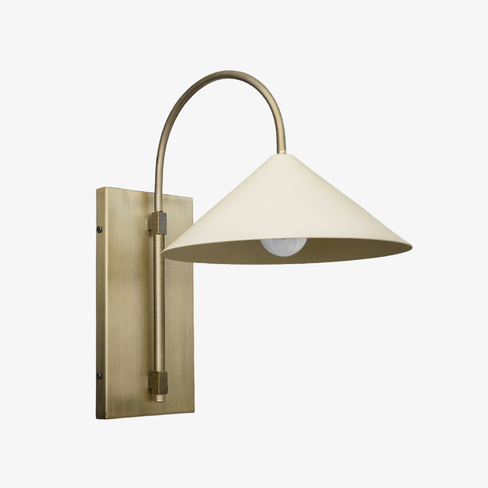 Aplique de pared minimalista de metal Conique: lámpara de arco de latón escultural para interiores modernos