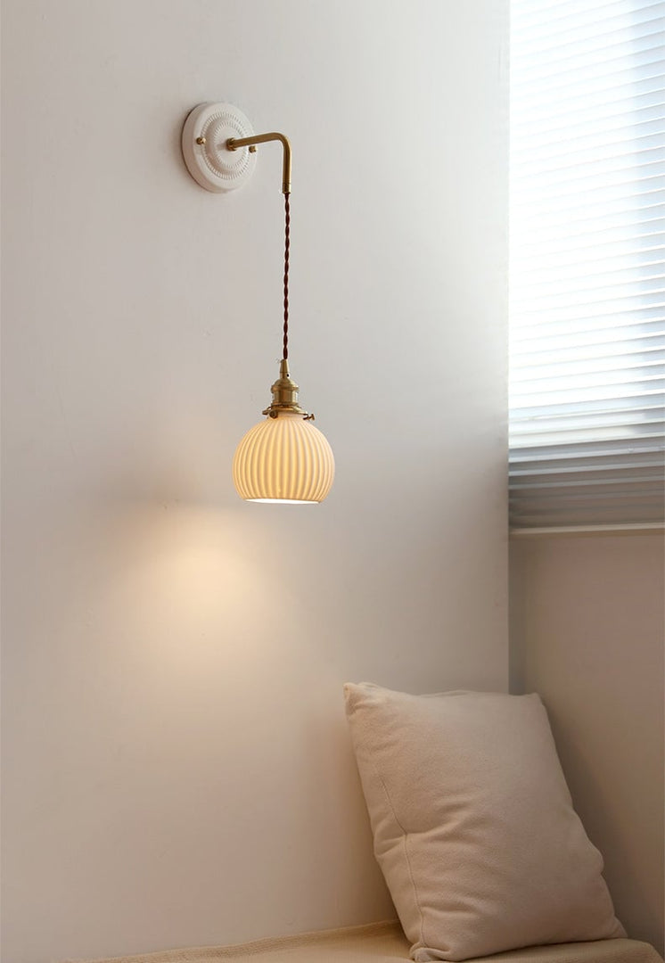 Aplique de pared Curvona con pantalla de cerámica acanalada y brazo curvo: iluminación interior moderna de estilo rústico para dormitorio, sala de estar, pasillo o baño.