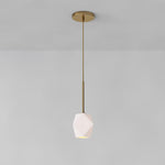 Cargar imagen en el visor de la Galería, Lámpara de techo escultórica de cristal facetado Talvior – Colgante minimalista ajustable para interiores del hogar