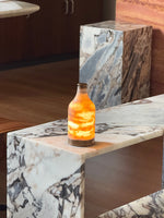 Cargar imagen en el visor de la Galería, Lámpara de Mesa de Alabastro en Forma de Botella de Vino (Batería Incorporada)