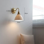 Charger l'image dans la visionneuse de galerie, Applique murale en céramique nervurée Curvona avec bras incurvé - Luminaire d'intérieur moderne pour chambre, salon et couloir