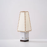 Charger l'image dans la visionneuse de galerie, Lampe de table géométrique moderne en métal – Abat-jour en parchemin pour éclairage de table de nuit