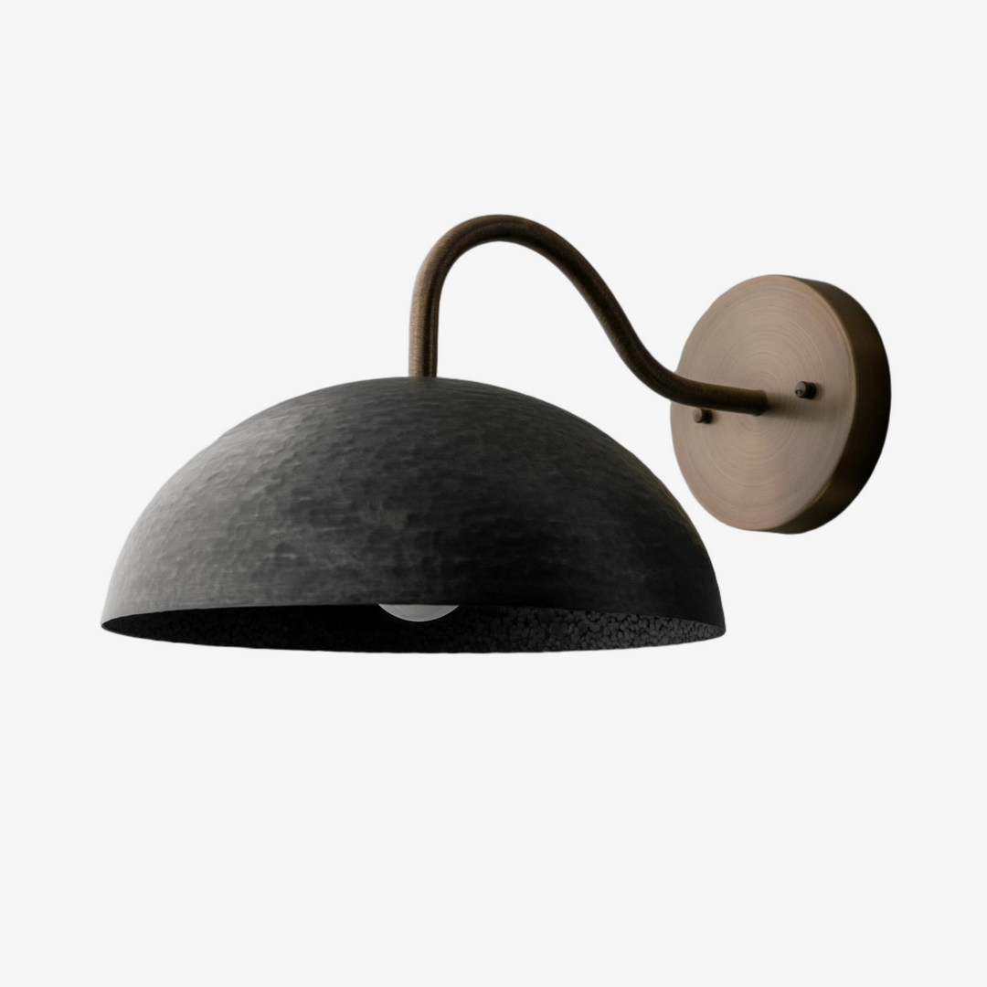 Aplique de pared industrial de metal Curva - Brazo curvo de latón - Luminaria de cúpula martillada