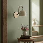 Cargar imagen en el visor de la Galería, Aplique de pared industrial de metal Curva - Brazo curvo de latón - Luminaria de cúpula martillada