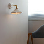 Bild in Gallery-Viewer laden, Vintage japanische Keramik Messing 1-Licht Wandlampe