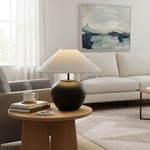 Charger l'image dans la visionneuse de galerie, Lampe de table en céramique Ceravine Curvaceous - Style Japandi pour tables de chevet de chambre