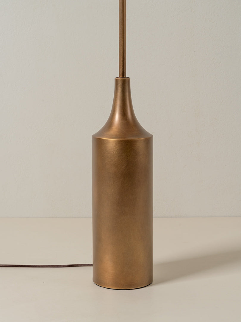 Lampadaire contemporain en lin Lindi – Abat-jour plissé sculptural pour chambre et couloir