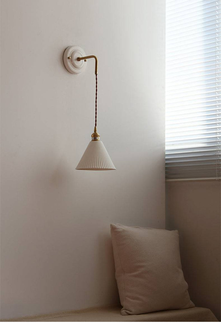 Aplique de pared Curvona con pantalla de cerámica acanalada y brazo curvo: iluminación interior moderna de estilo rústico para dormitorio, sala de estar, pasillo o baño.
