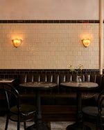 Cargar imagen en el visor de la Galería, Aplique de pared Bellina de cristal con diseño floral: lámpara de pared moderna de latón para dormitorio y pasillo.